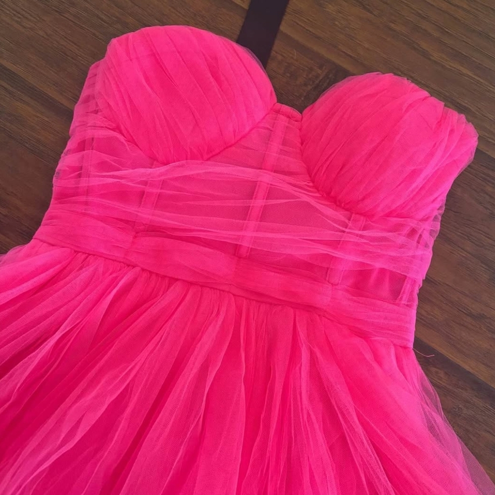 🔥NWT🔥 Lulu's Pink Ruched Tiered Strapless Dress - Picture 4 of 4